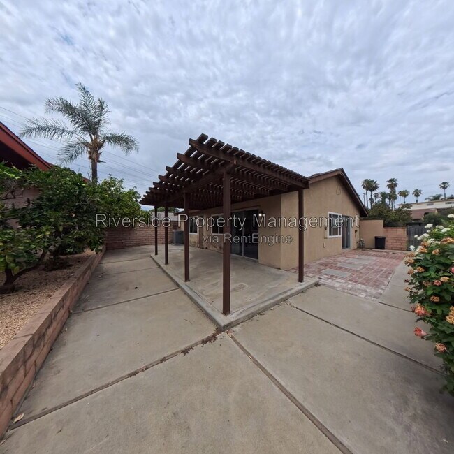 Building Photo - 5025 Pearblossom Dr