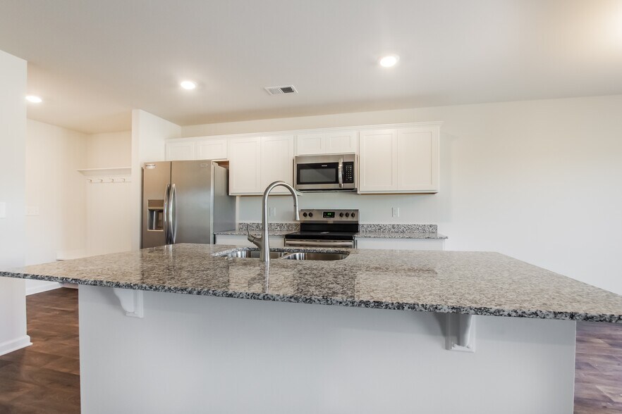 Building Photo - 148 King Buck Dr