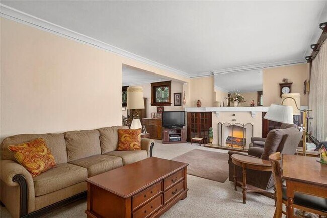 Building Photo - Fantastic 3bd/1.5ba home! Coming soon!