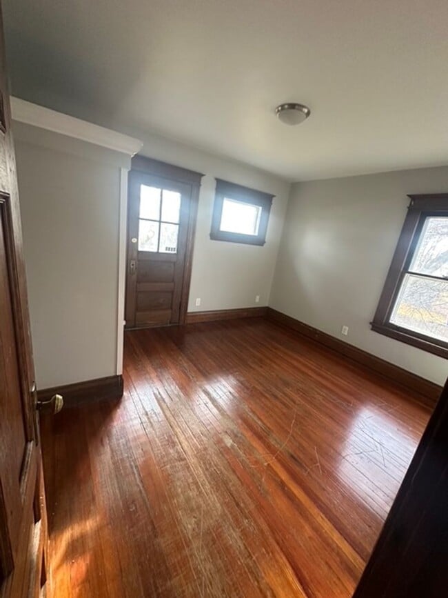 Building Photo - Spacious Single Family 4-Bedroom 1.5-Bath Home For Rent