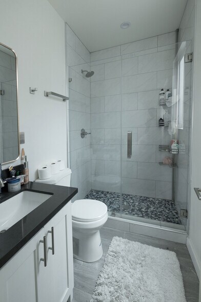 Building Photo - 1128 W 39th St