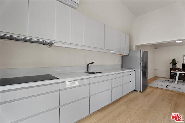 Building Photo - 459 Kings Rd