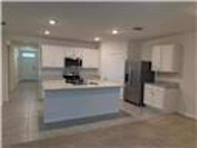 Building Photo - Tavares