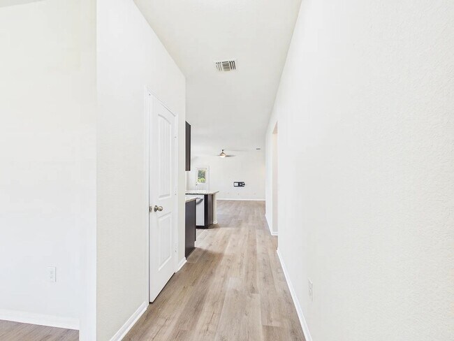 Building Photo - 607 Luna Vista Dr
