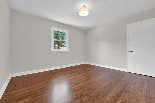 Building Photo - Beautiful Renovated 4 Bedroom 2.5 Bathroom...