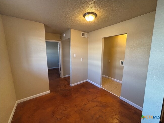 Building Photo - 915 S 15th St