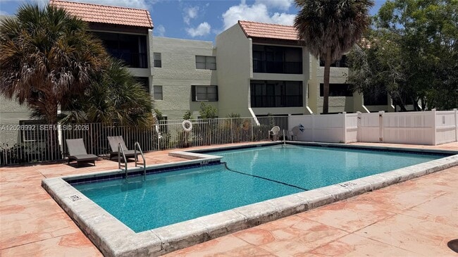 Building Photo - 301 Racquet Club Rd