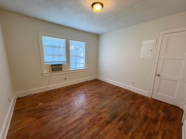 Building Photo - 419 N Elm St NW