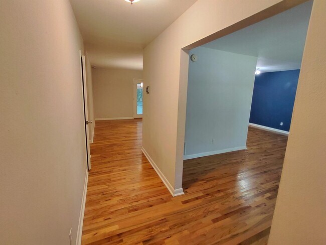 Building Photo - 2106 Scenic Rd