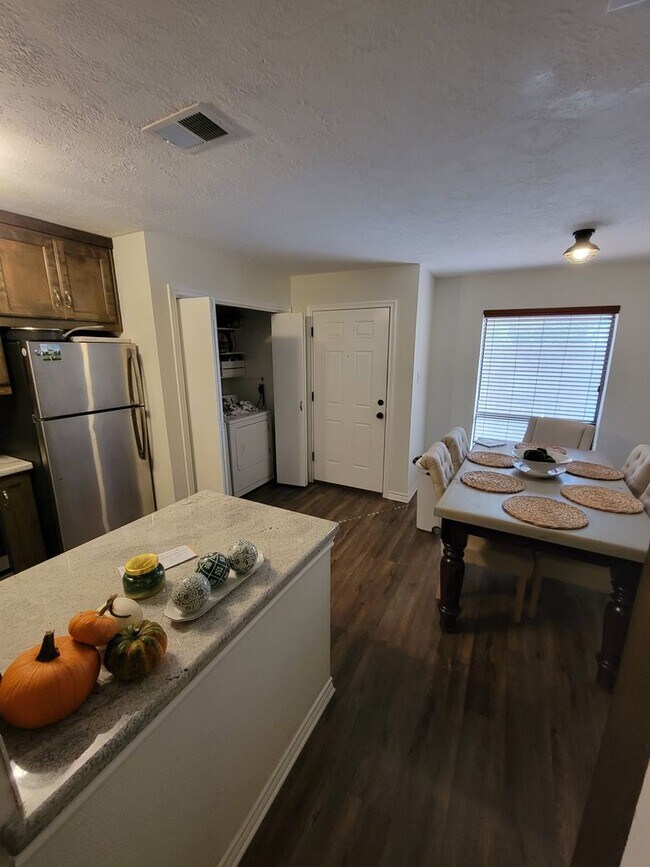 Building Photo - Bryan - 2-bedroom / 1.5-bath / 2 story Tow...