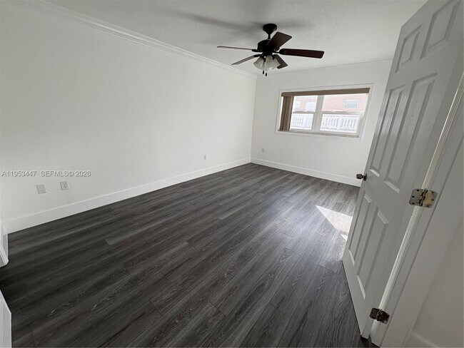 Building Photo - 633 S Royal Poinciana Blvd