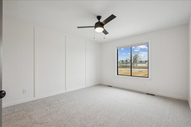 Building Photo - FINISHED BASEMENT!! 4 Bed, 3 Bath Townhome in Ankeny