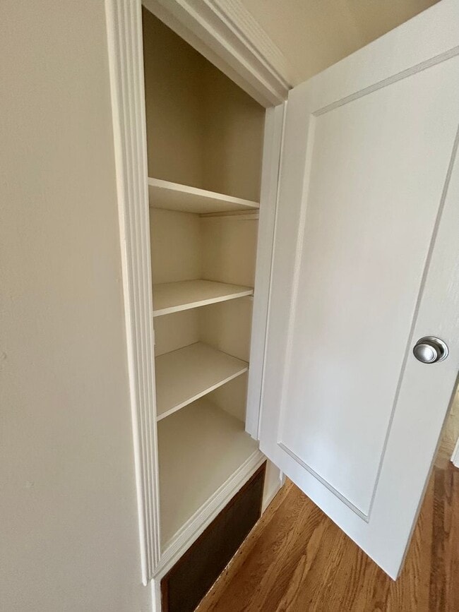 Building Photo - Spacious 2bd/1bth Upper Flat With Beautiful Views