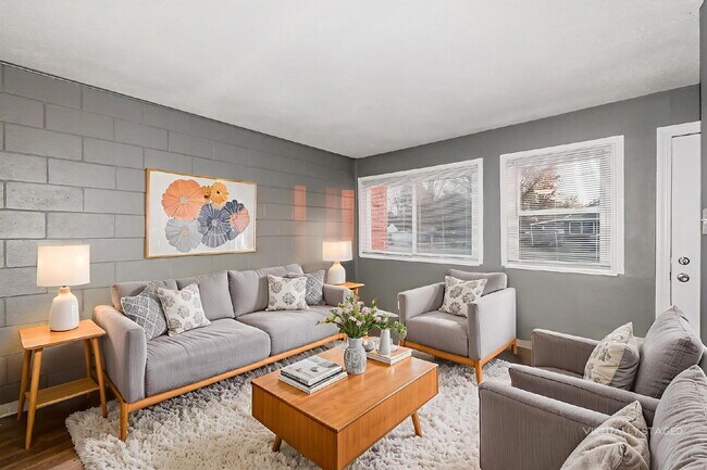 Building Photo - Charming 2 Bed, 1 Bath Apartment in Indianapolis - Don't Miss Out!