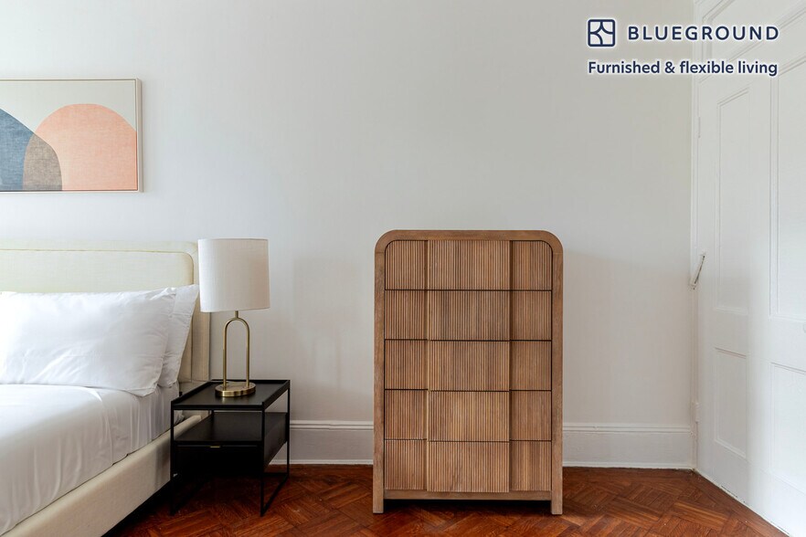 Building Photo - 327 E 10th St