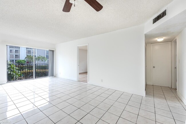 Building Photo - 2 br, 2 bath Condo - 8700 N Sherman Cir Ap...