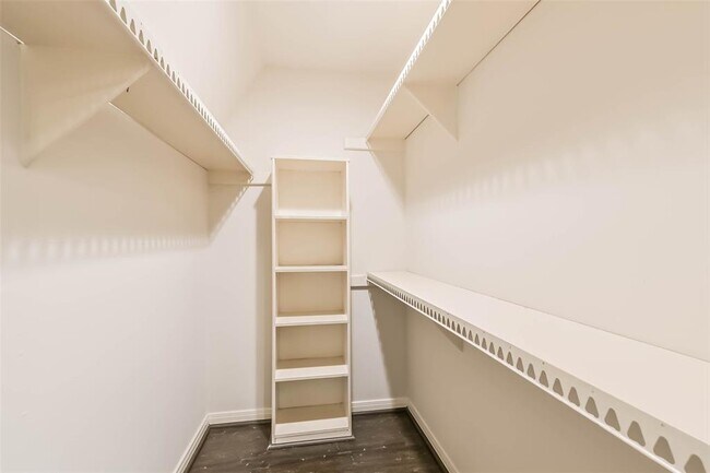 Building Photo - 496 N Post Oak Ln