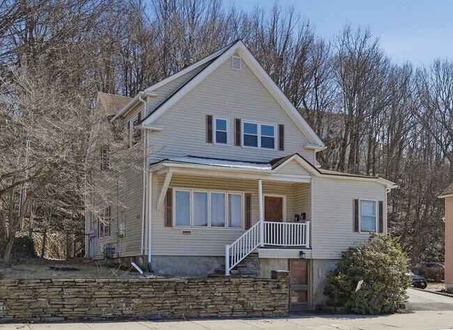 Building Photo - 586 Franklin St