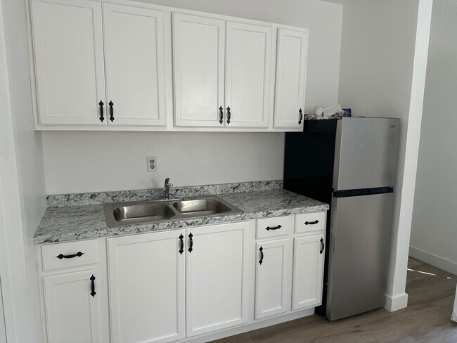 Building Photo - 9036 Carson St