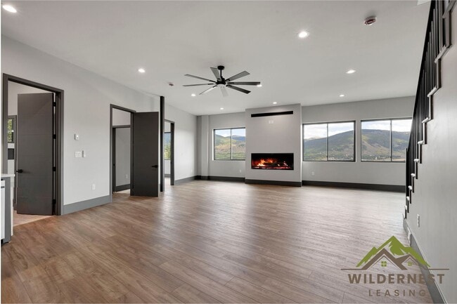 Building Photo - 348 Lake View Dr