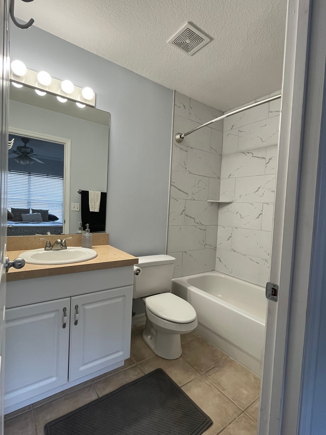 Building Photo - 2636 SW 35th Pl