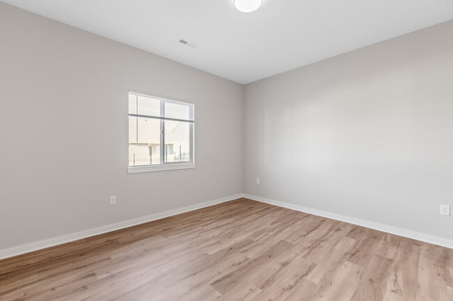 Building Photo - 2400 N Woodlawn Blvd