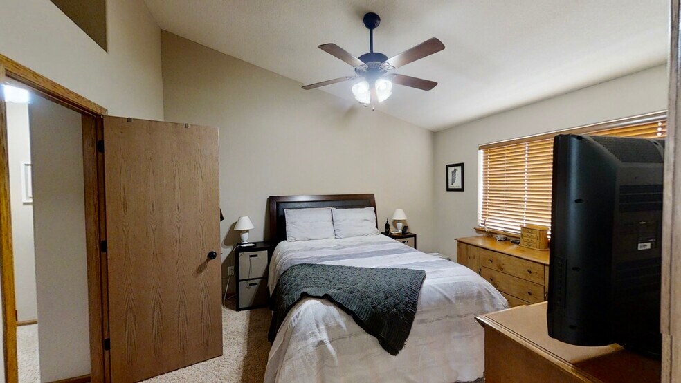 Master Bedroom - 4902 Algonquin Dr