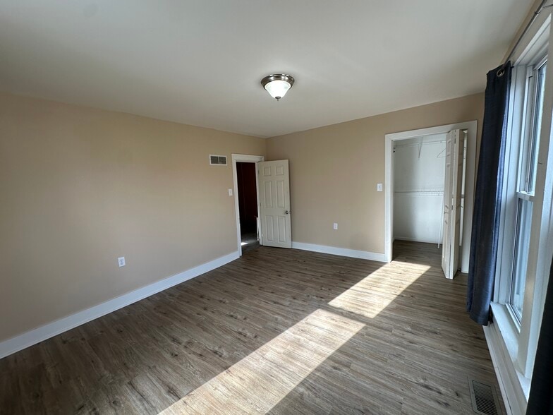 Building Photo - 711 Napoleon St