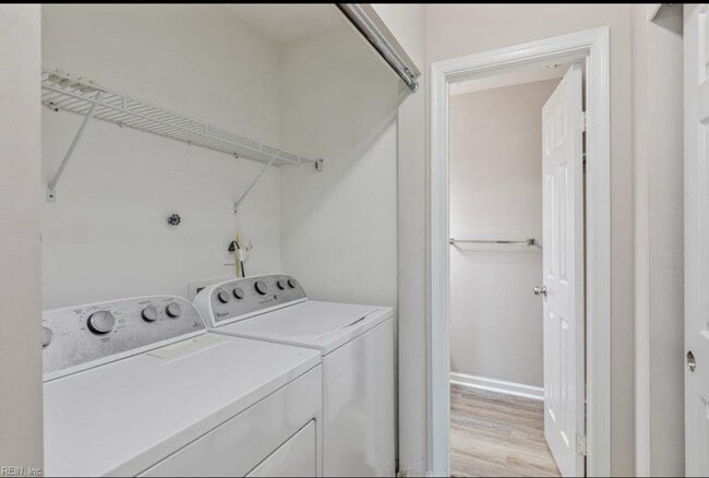 Building Photo - 529 Brisa Dr