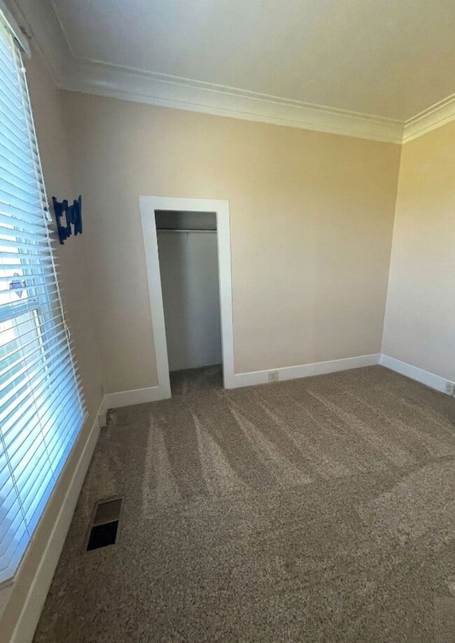 Building Photo - Spacious 3-Bed Home with Large Front & Backyard – Quiet Madera Living