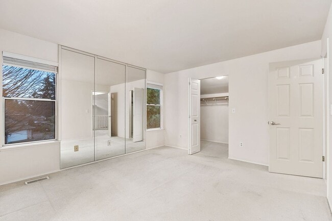 Building Photo - Beautiful 3 Bedroom Home in Bridle Trails