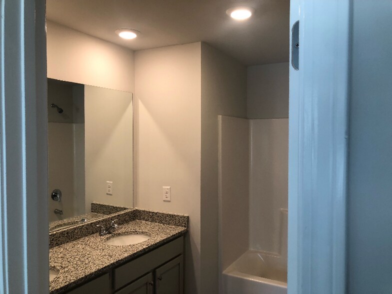 Building Photo - 448 Oakwood Dr NW