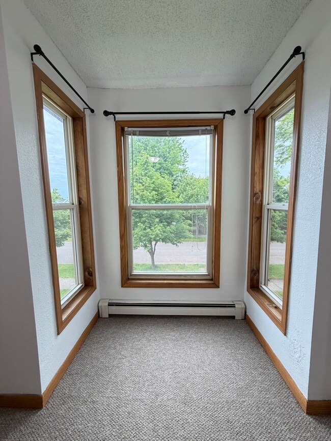 Building Photo - Upper Level 2 Bedroom Apartment - AVAILABLE TODAY