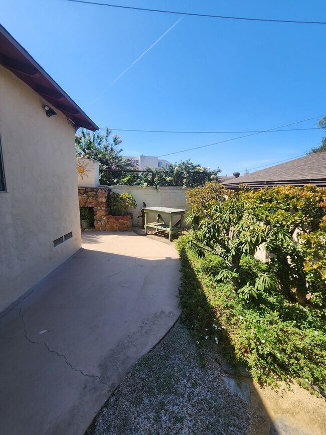 Building Photo - 4950 Rosehedge Dr