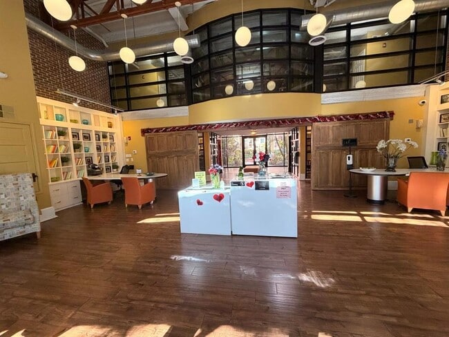 Building Photo - 911 N Orange Ave