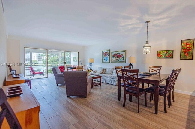 Building Photo - 2751 N Palm Aire Dr