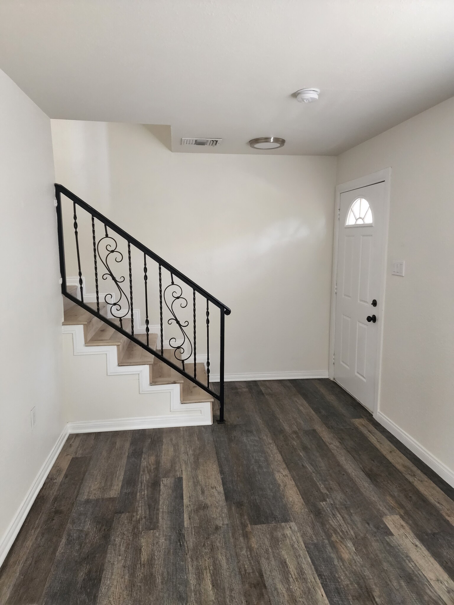 Building Photo - 2134 S Cloverdale Ave