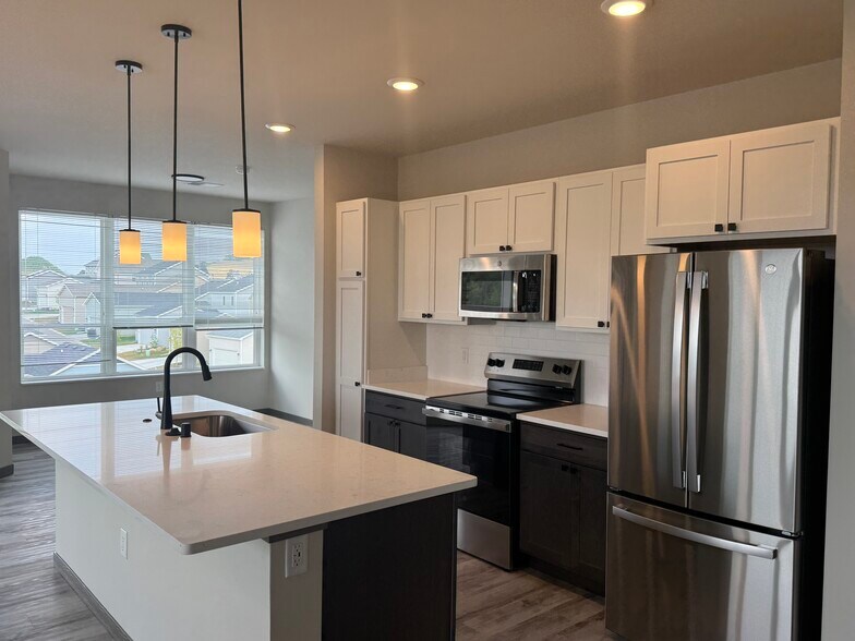 Building Photo - Midpoint Meadows