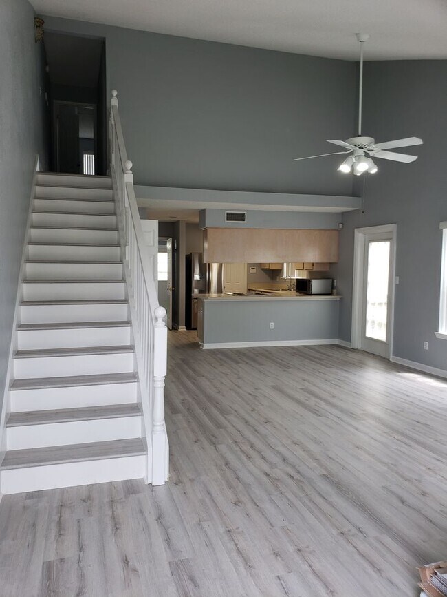 Building Photo - 3 bedroom townhome for rent in NE Tallahassee, wood floors, fenced yard available for a move in r...