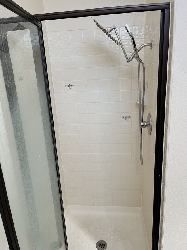 Building Photo - Beautiful Upscale Private Two Bed, Two Bat...