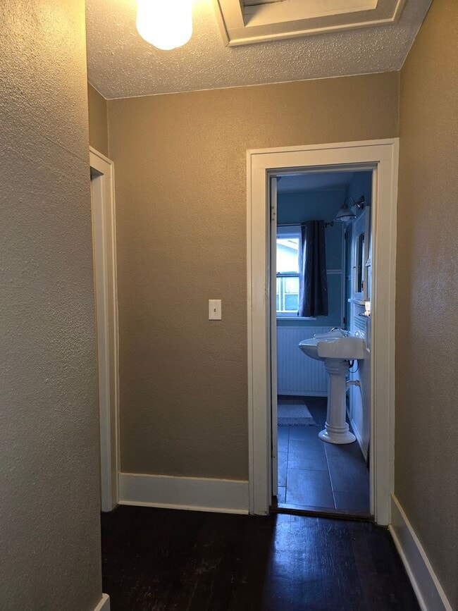 Building Photo - Big Tree Charmer 2 bed 1 bath.