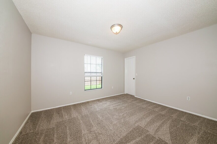 Building Photo - 3116 50th Ave Dr E