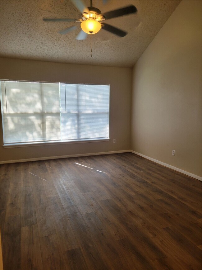 Building Photo - 9315 Southleigh Dr
