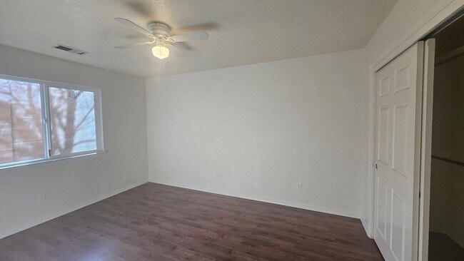 Building Photo - NW 4 Bedroom 2.5 Bath Home Available now!