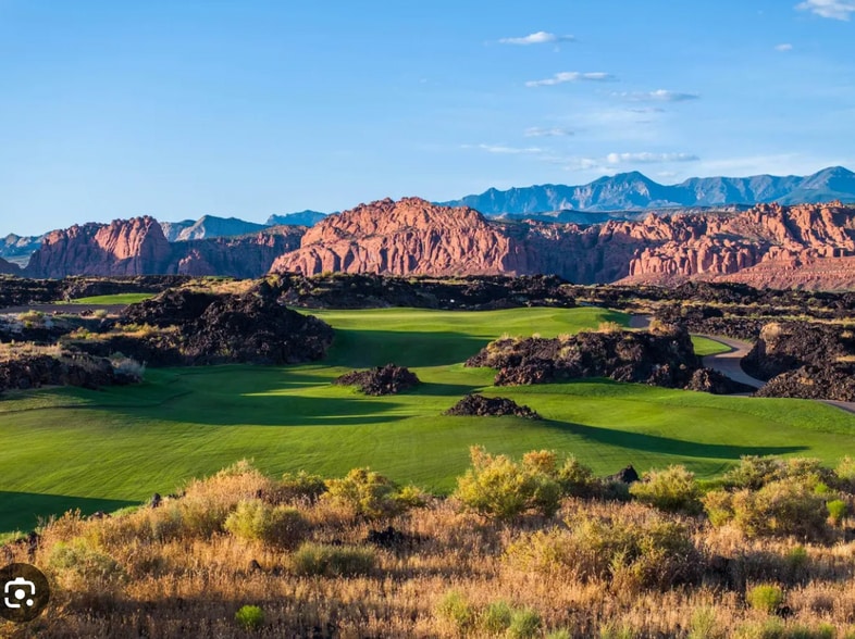 Signature Green With Cliffside Backdrop & Basalt Bunkers - 1500 E Split Rock Dr