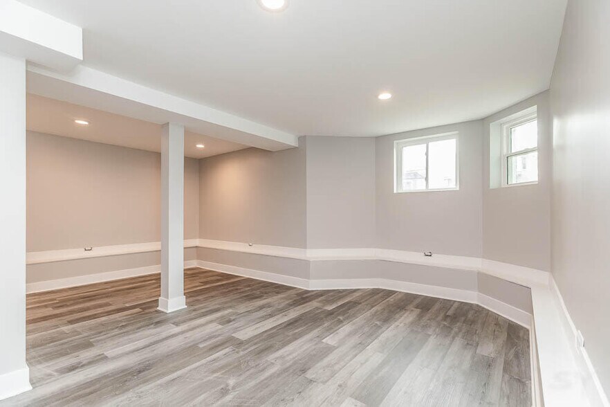 Building Photo - 2200 N Kenneth Ave