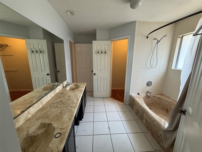Building Photo - 4330 Meadow Springs Dr