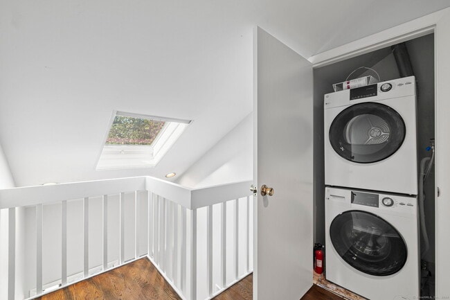 Building Photo - 2437 Bedford St