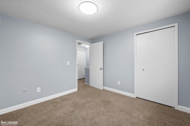 Building Photo - 8439 Hickory Dr