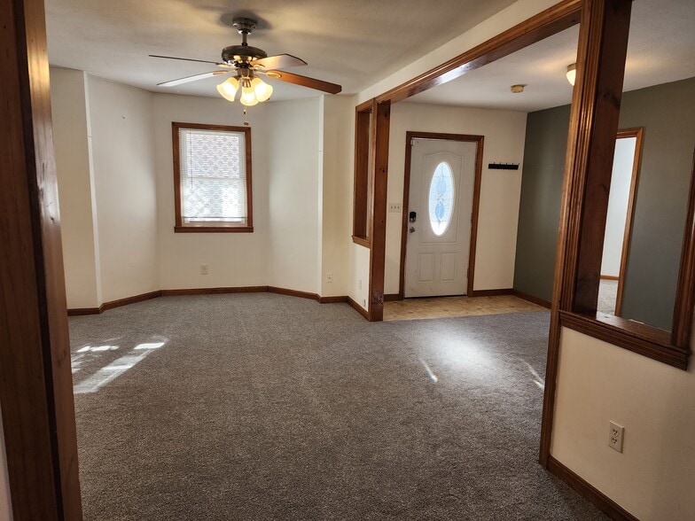 Building Photo - 31 Elm St